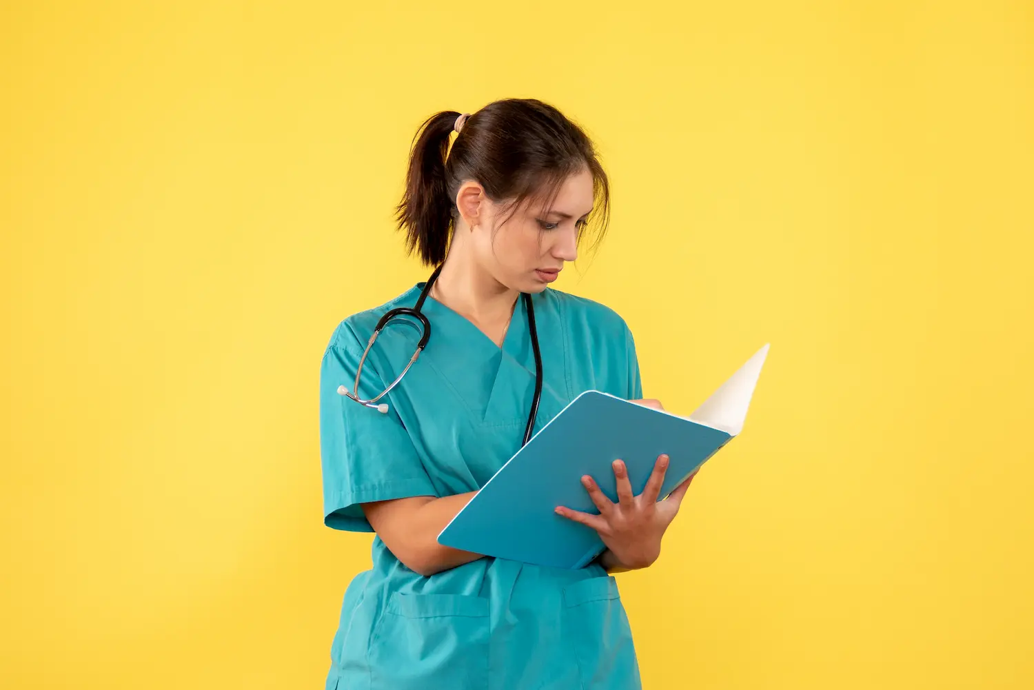 La verdad sobre la profesión del auxiliar de medicina estética 3 Auxiliar de medicina estética en prácticas tomando apuntes