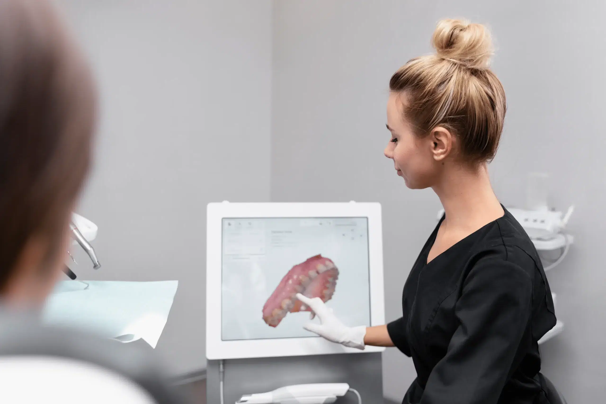Impresión 3D en Odontología: Revolución en Tratamientos Dentales 3 close up dentist explaining image scaled - Impresión 3D en Odontología: Revolución en Tratamientos Dentales 2026